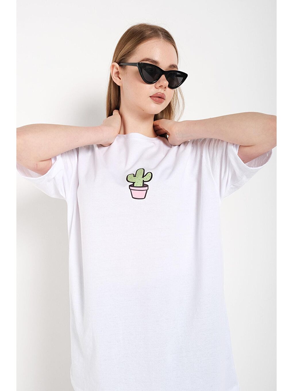 Trendseninle Beyaz Kadın Beyaz Cactus Logo Baskılı Oversize Tişört - 2