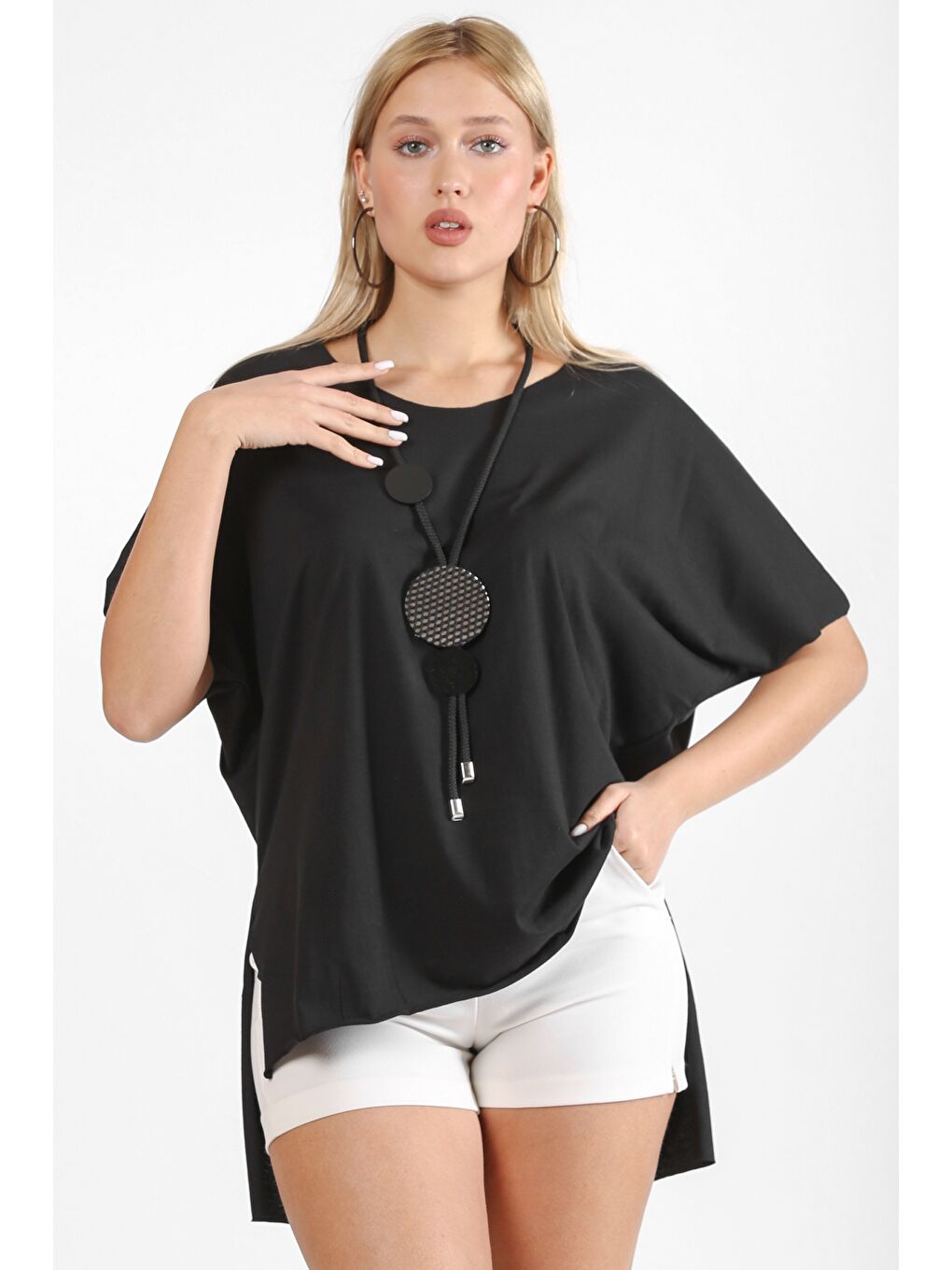 Siyah Yuvarlak Yaka Yarasa Kol Yırtmaçlı Örme Tişört