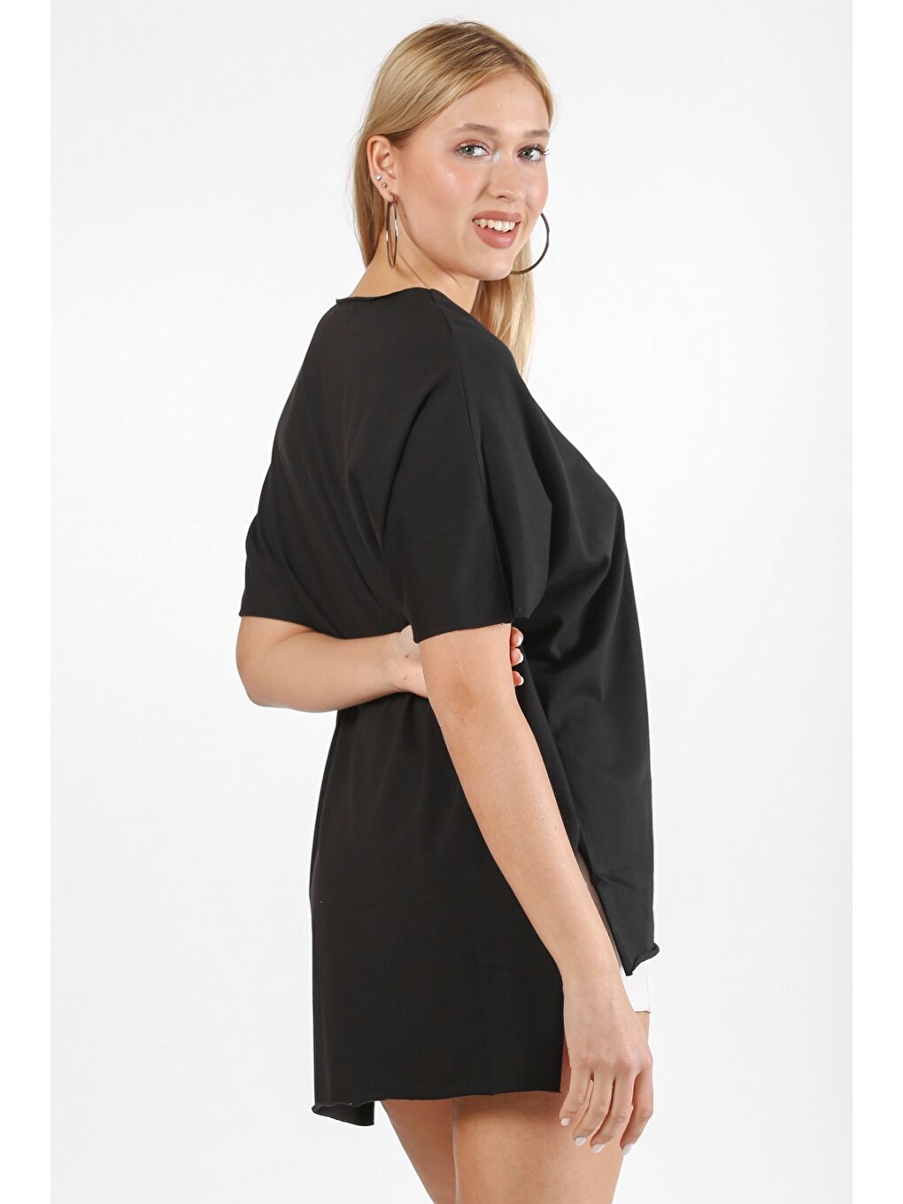 Siyah Yuvarlak Yaka Yarasa Kol Yırtmaçlı Örme Tişört-1