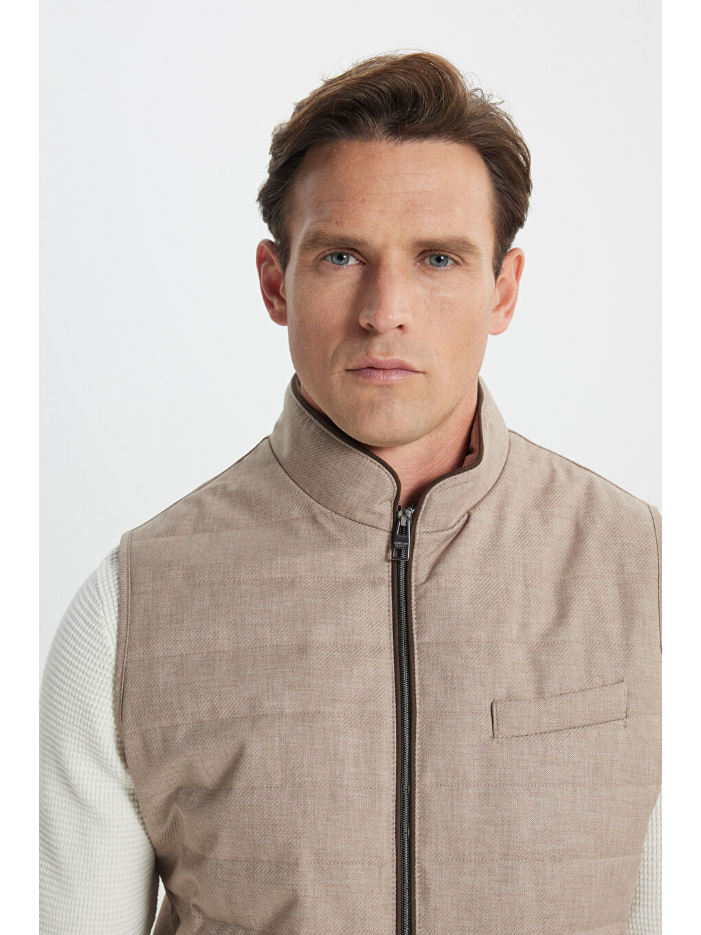 Erkek Bej Pamuklu Standart Fit Normal Kesim Dik Yaka Diagonal Desenli Casual Yelek-5