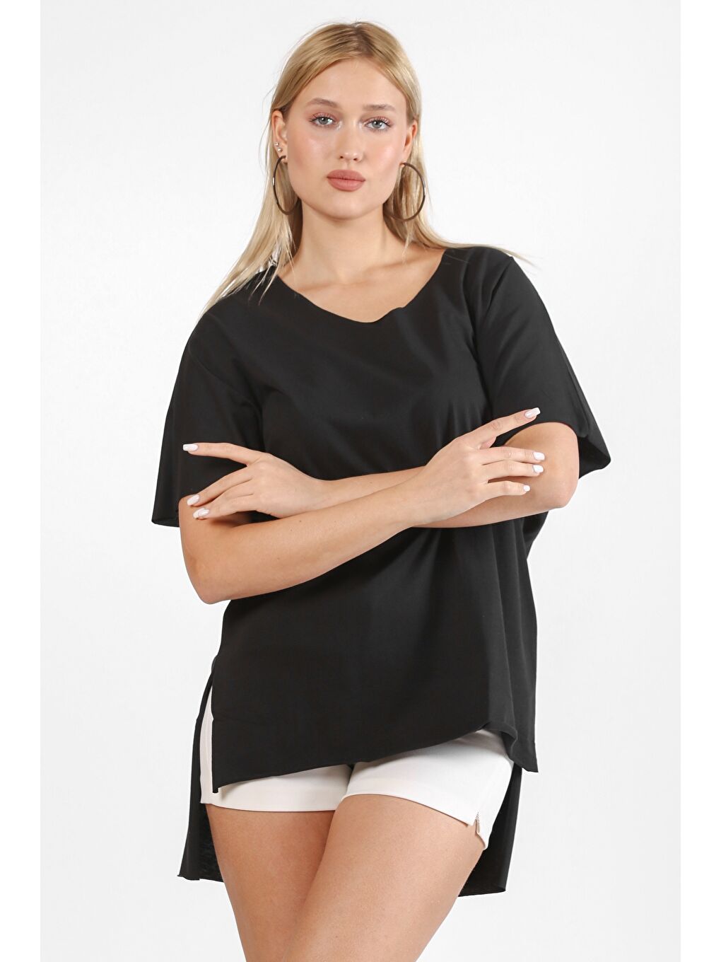 Siyah Yuvarlak Yaka Yarasa Kol Yırtmaçlı Örme Tişört-3