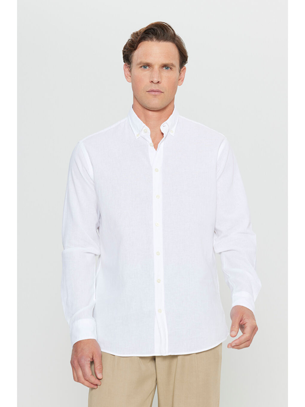 Erkek Beyaz Pamuklu Keten Comfort Fit Rahat Kesim Düğmeli Yaka Armürlü Gömlek-2