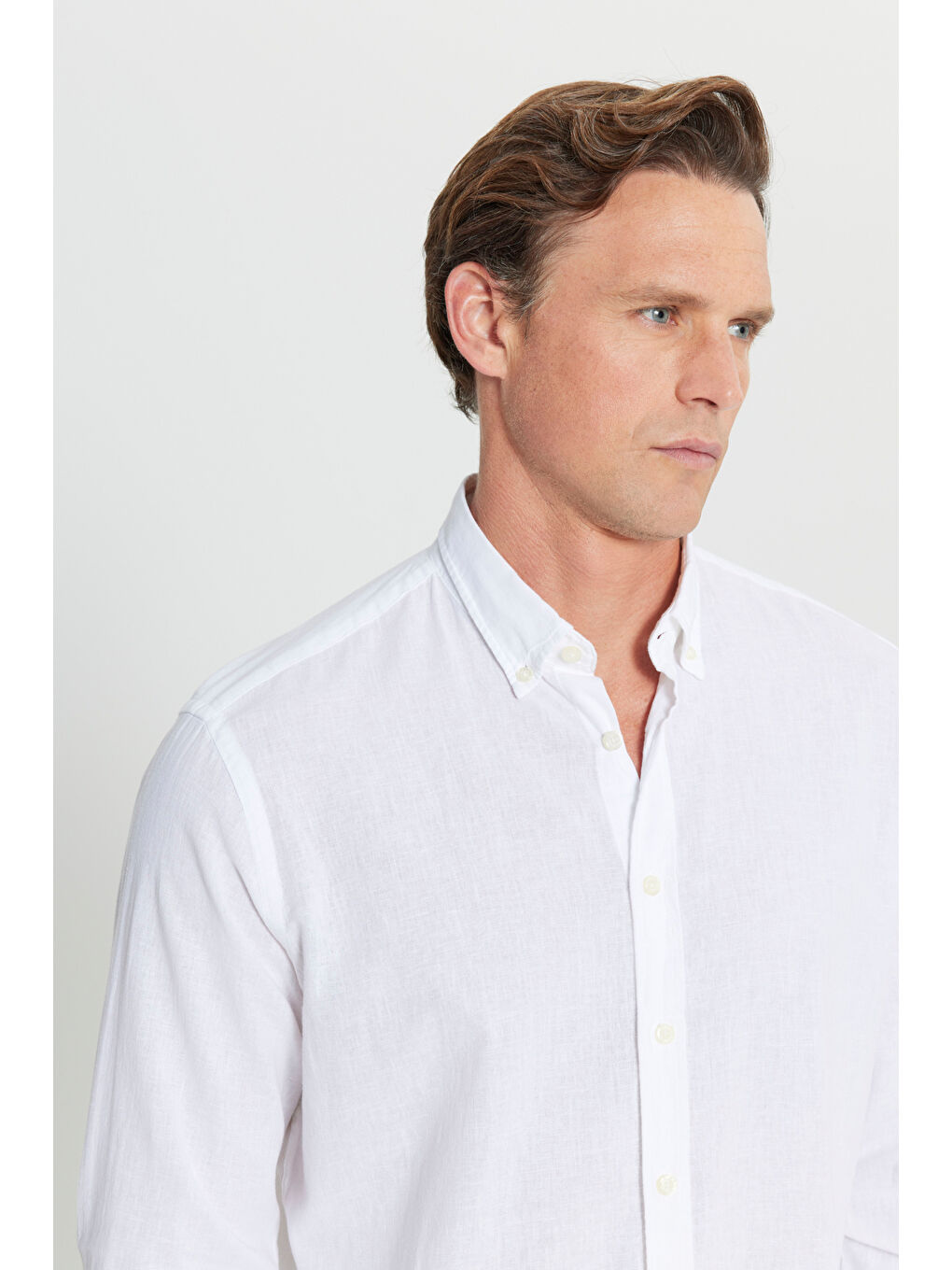 Erkek Beyaz Pamuklu Keten Comfort Fit Rahat Kesim Düğmeli Yaka Armürlü Gömlek-3