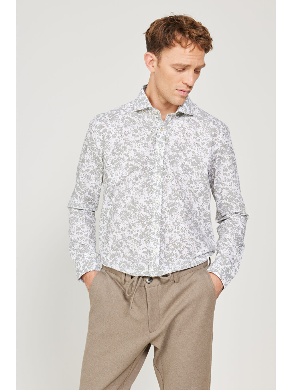 Erkek Beyaz-Haki Slim Fit Dar Kesim Düğmeli Yaka Baskılı Gömlek-3