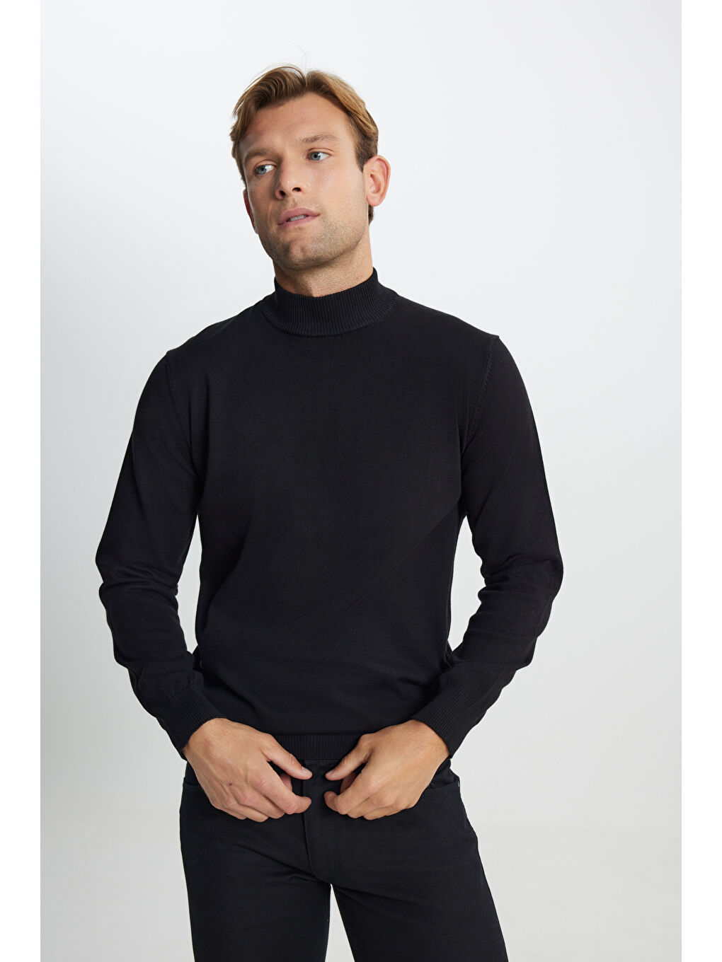 Erkek Siyah Pamuklu Standart Fit Normal Kesim Yarım Balıkçı Yaka Triko Kazak-3