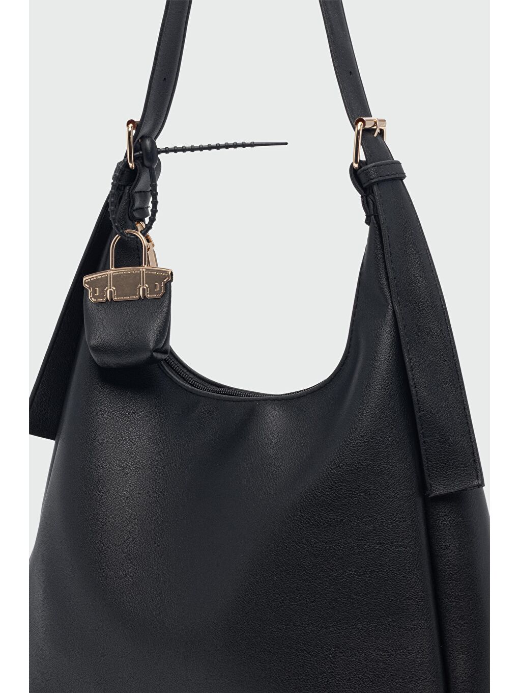 Guts Charmlı Salaş Omuz Çantası Siyah-1