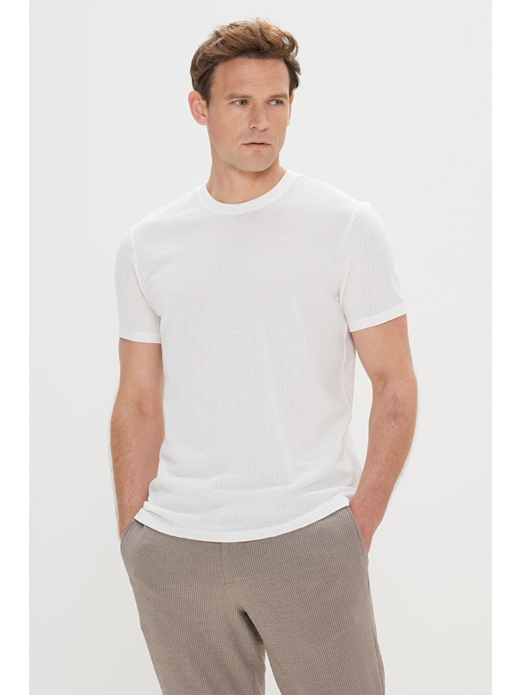 Erkek Beyaz Slim Fit Dar Kesim %100 Pamuk Armürlü Bisiklet Yaka Tişört-2