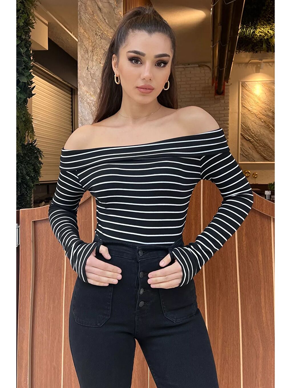 GÜLSELİ Siyah Yaka Çizgili Crop Top Bluz