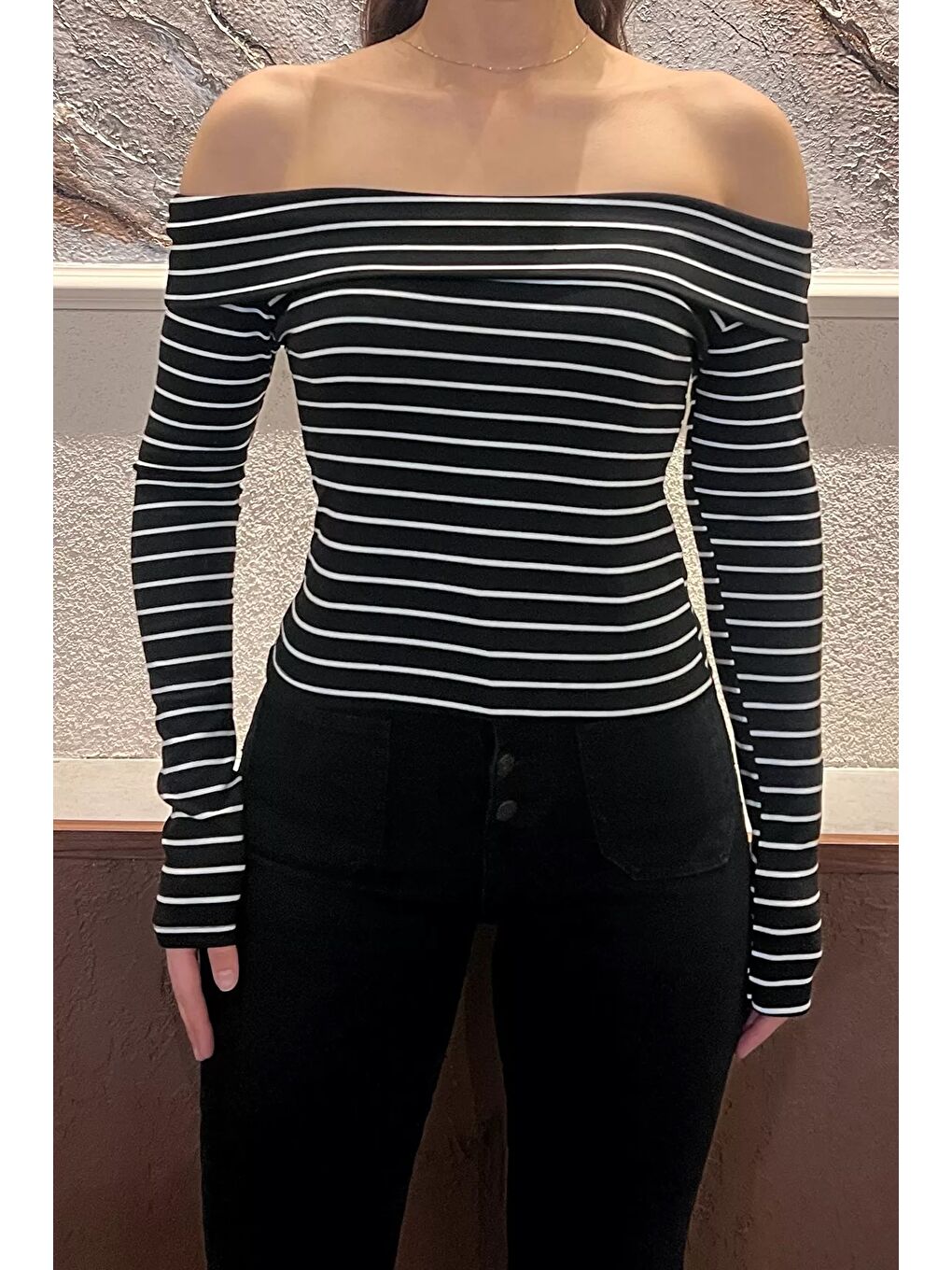 GÜLSELİ Siyah Yaka Çizgili Crop Top Bluz - 1