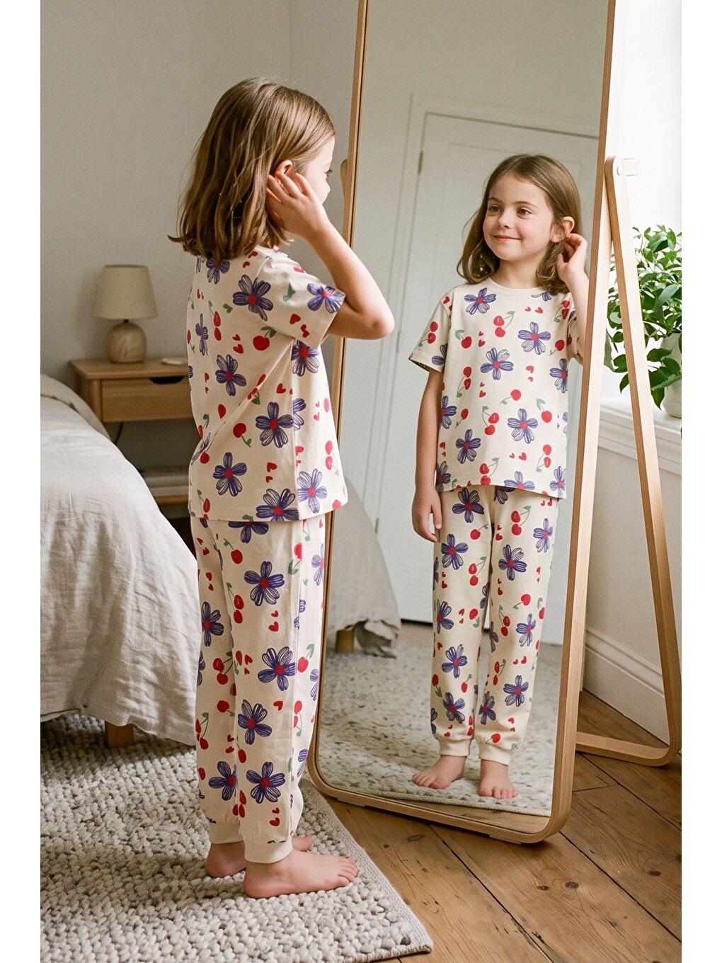 Kız Çocuk Lacivert Çiçek Ve Kiraz Desenli Kısa Kollu Beyaz Renk Pijama Takımı-4