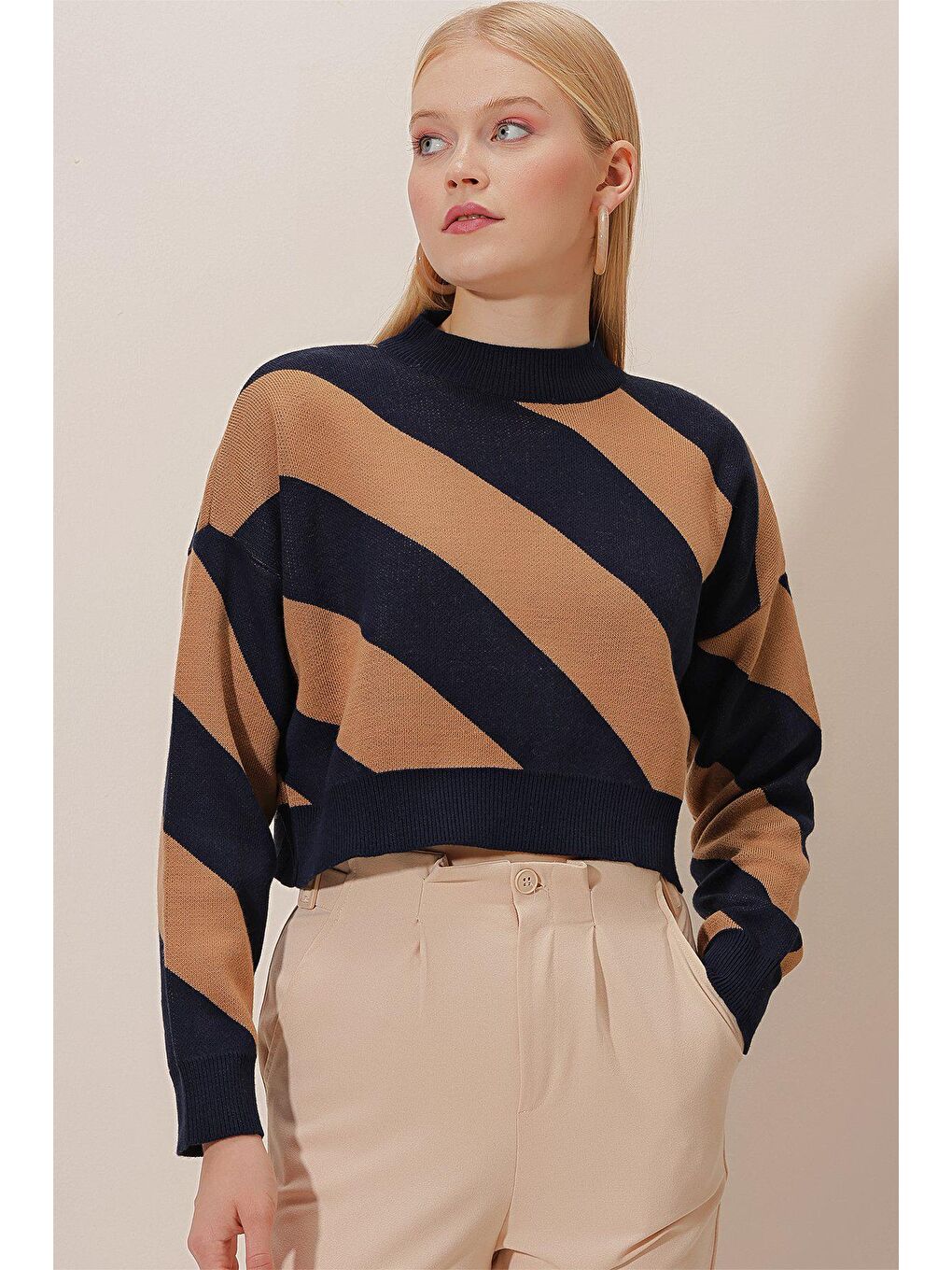 Kahverengi Asimetrik Çizgili Crop Triko BLUZ