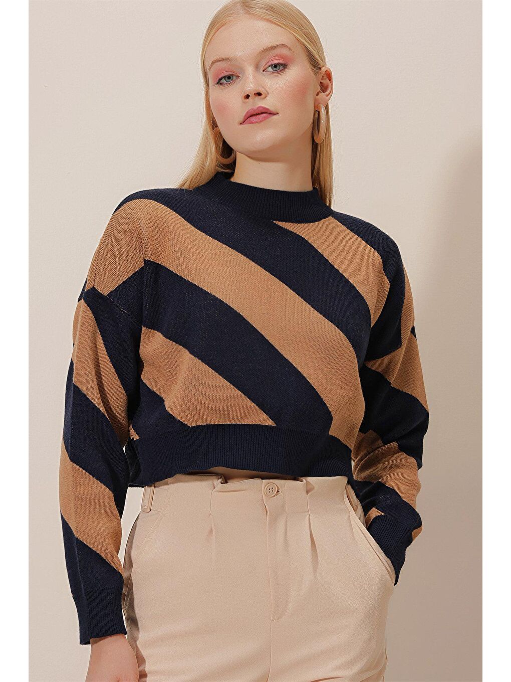 Kahverengi Asimetrik Çizgili Crop Triko BLUZ-1