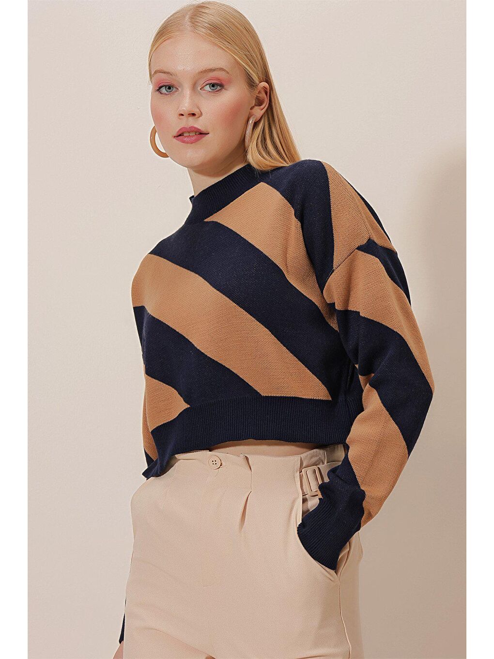 Kahverengi Asimetrik Çizgili Crop Triko BLUZ-2