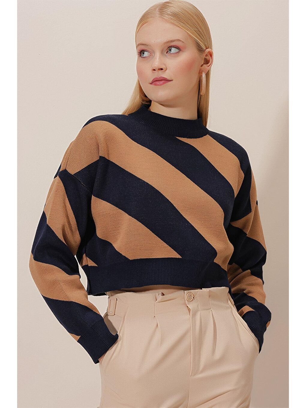 Kahverengi Asimetrik Çizgili Crop Triko BLUZ-3