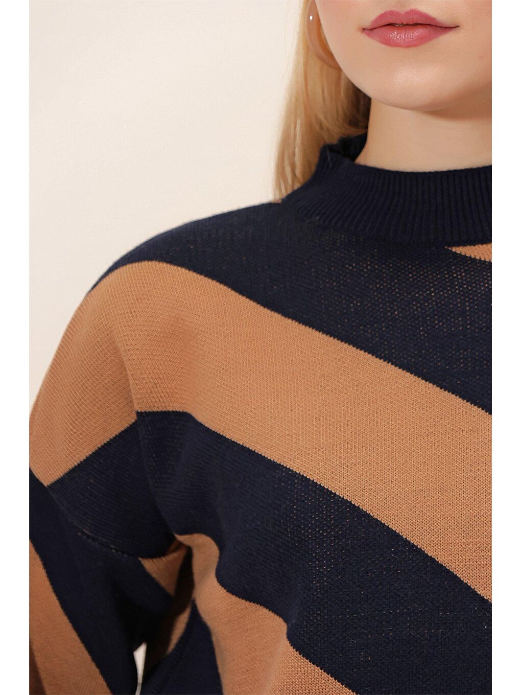 Kahverengi Asimetrik Çizgili Crop Triko BLUZ-4