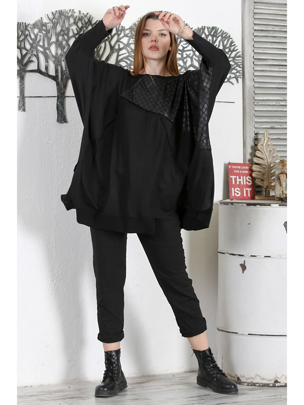 Siyah Kayık Yaka Yarasa Kol Deri Garnili Casual Asimetrik Oversize Örme Tunik-3