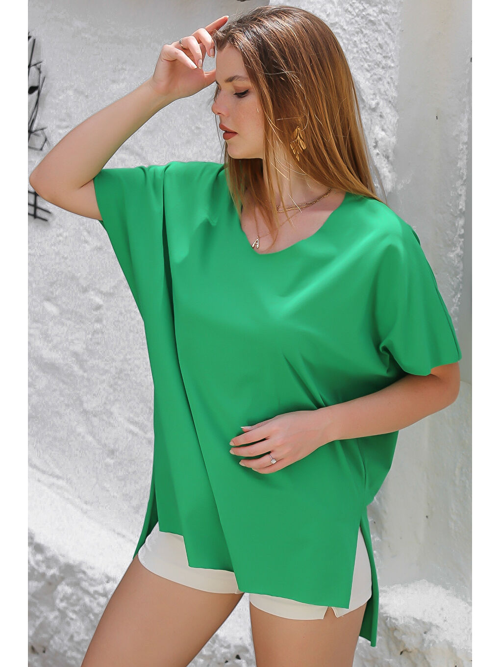 Yeşil V Yaka Düşük Kol Yırtmaçlı Arkası Uzun Örme Casual Tişört