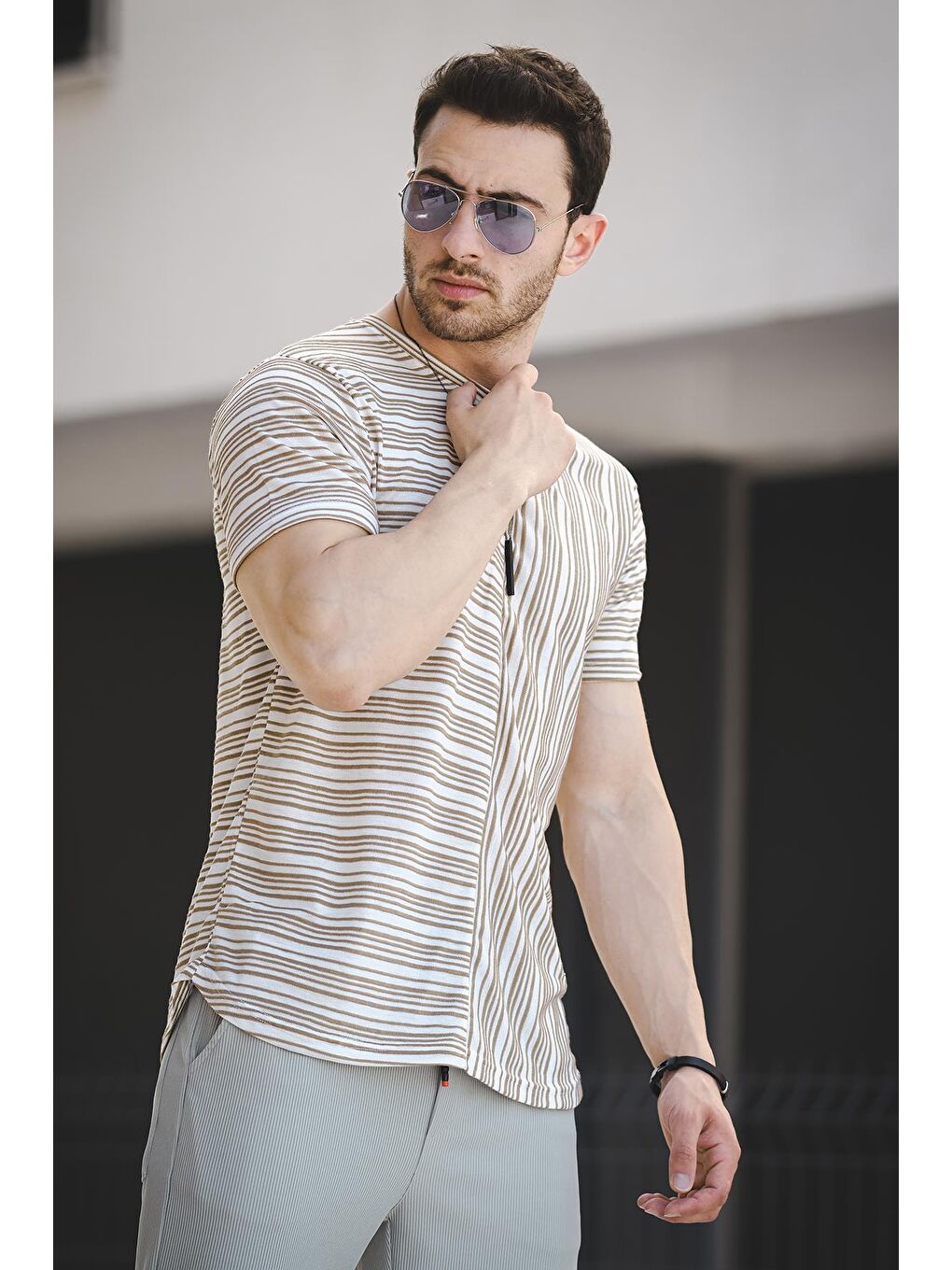 Kahverengi Nezza Çizgili Parçalı Eteği Oval Slim Fit Likralı Erkek Tişört