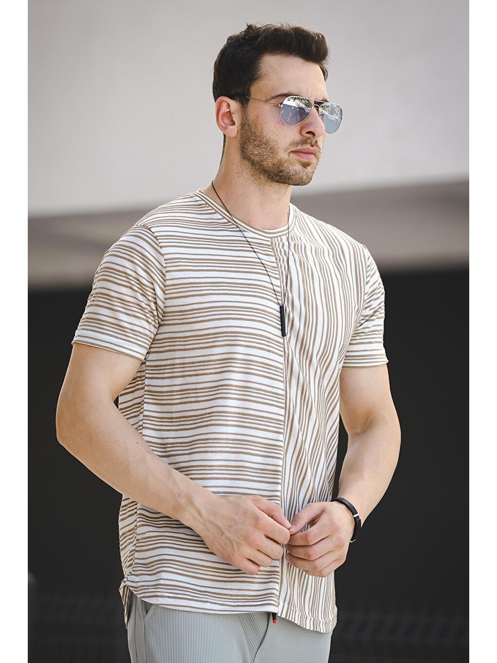 Kahverengi Nezza Çizgili Parçalı Eteği Oval Slim Fit Likralı Erkek Tişört-1