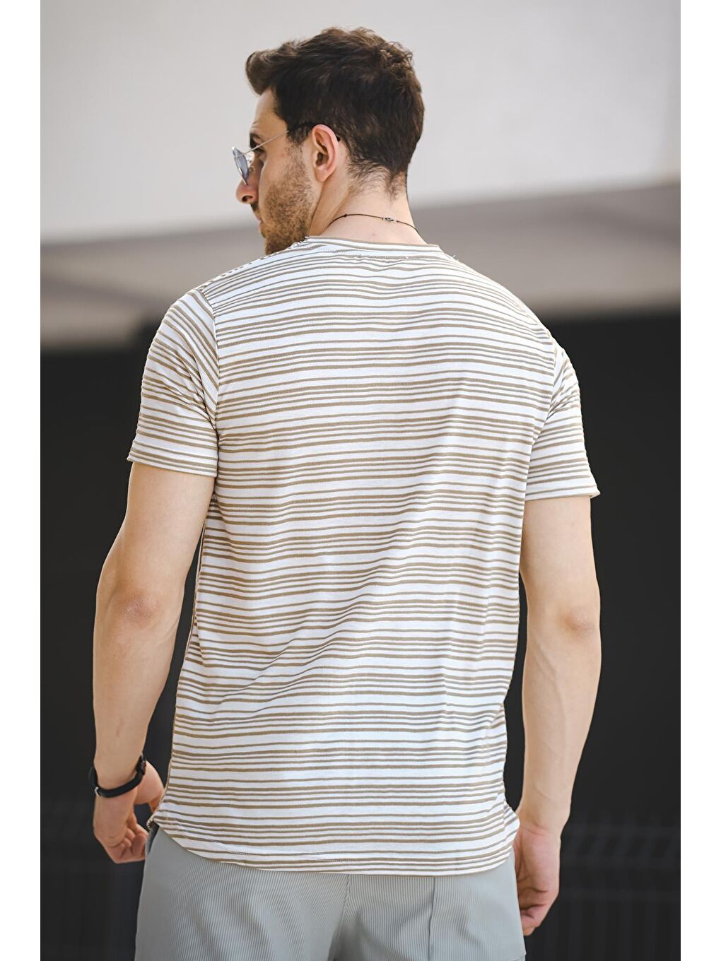 Kahverengi Nezza Çizgili Parçalı Eteği Oval Slim Fit Likralı Erkek Tişört-3