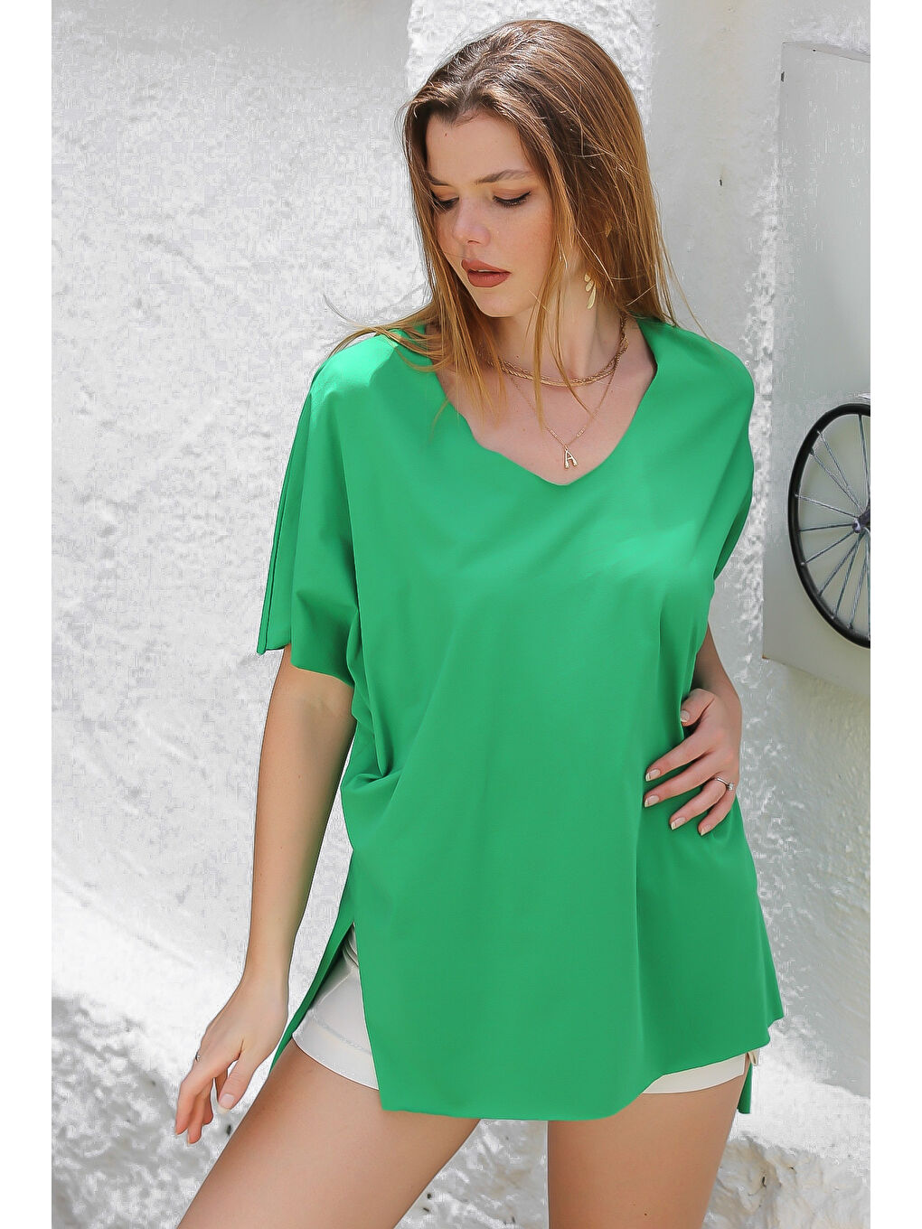 Yeşil V Yaka Düşük Kol Yırtmaçlı Arkası Uzun Örme Casual Tişört-1