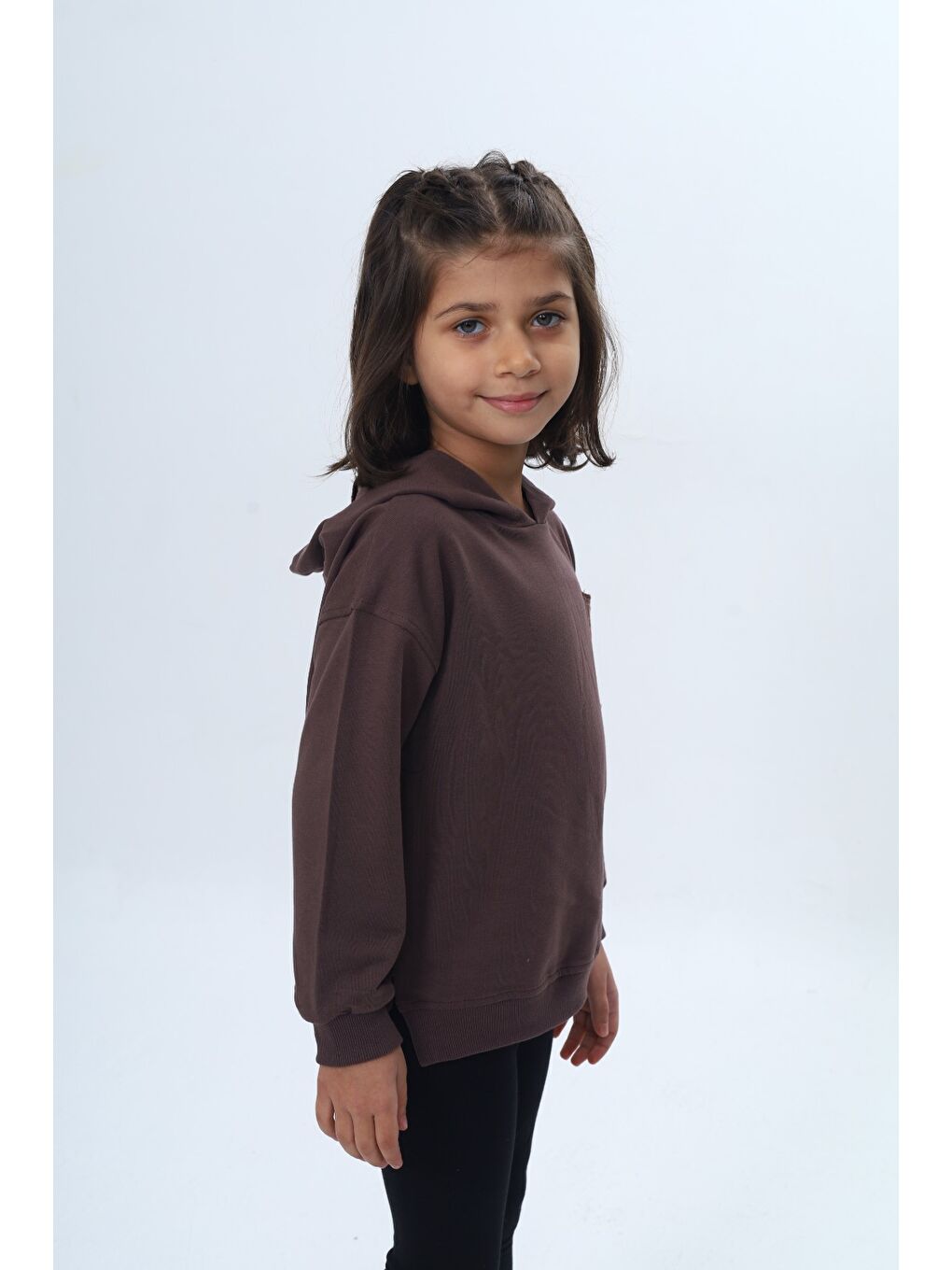 Kahverengi Kız Çocuk Relax Fit Kapüşonlu Düşük Omuz Nakışlı Sweatshirt - Cep Detaylı-1