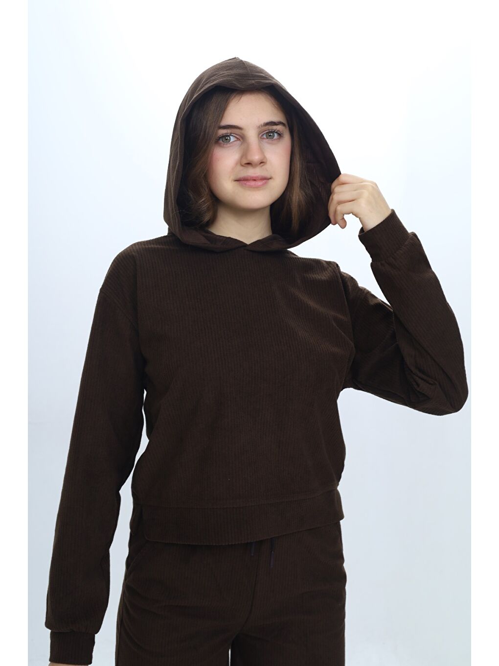 Kahverengi Kız Çocuk 2'li Takım Kapüşonlu Düşük Omuz Sweatshirt Bol Paça Cepli Eşofman Altı & Kadife-5