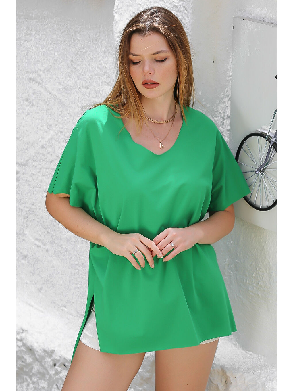 Yeşil V Yaka Düşük Kol Yırtmaçlı Arkası Uzun Örme Casual Tişört-3