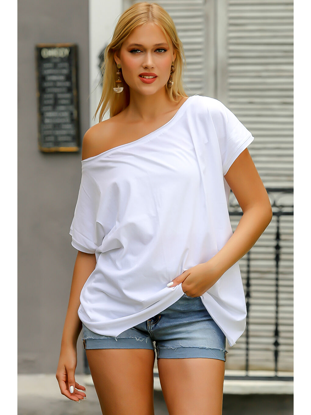 Beyaz Kayık Yaka Düşük Kol Örme Oversize Tişört