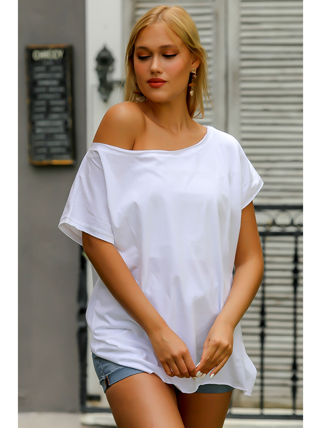 Beyaz Kayık Yaka Düşük Kol Örme Oversize Tişört-2