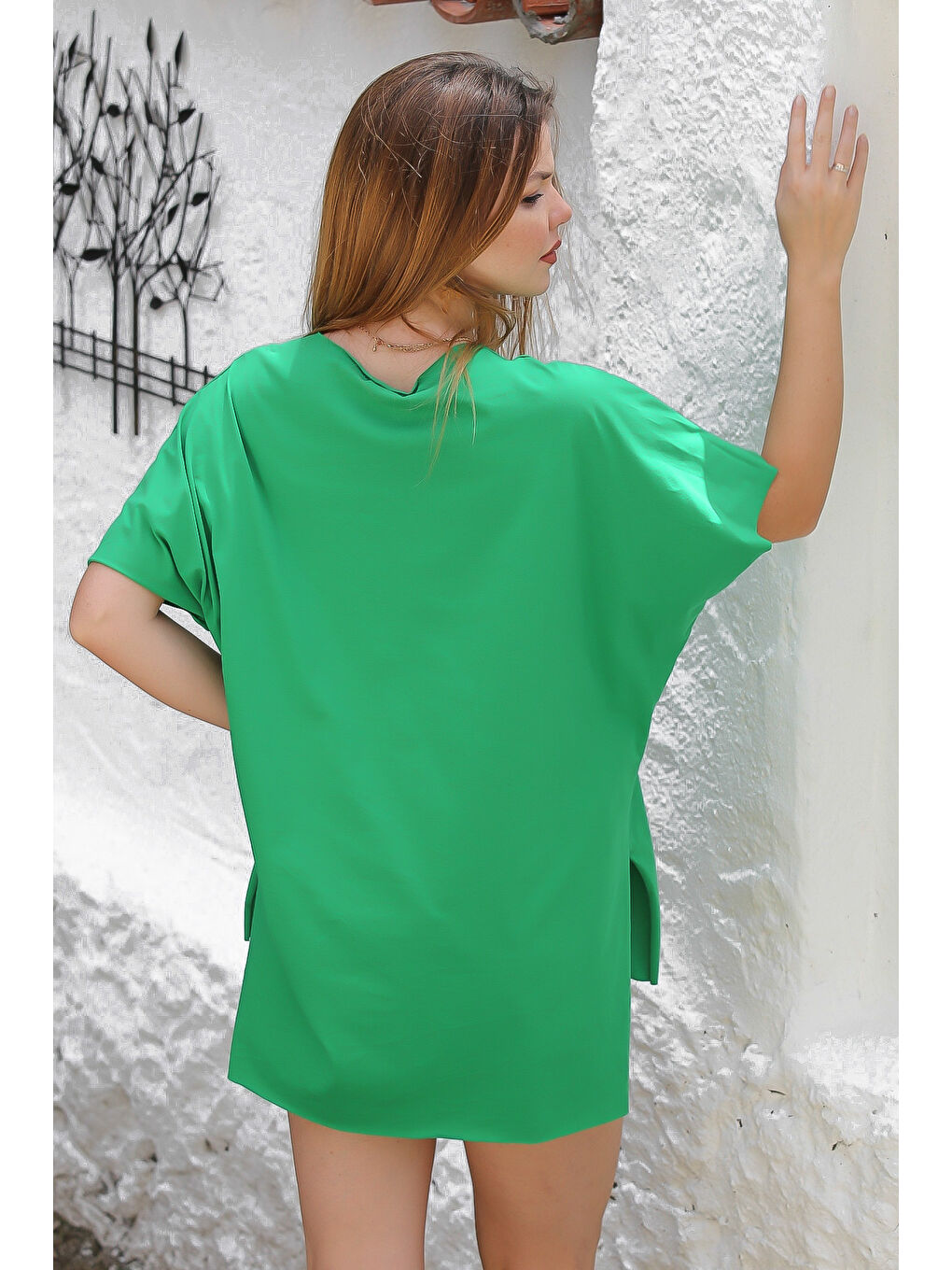 Yeşil V Yaka Düşük Kol Yırtmaçlı Arkası Uzun Örme Casual Tişört-7