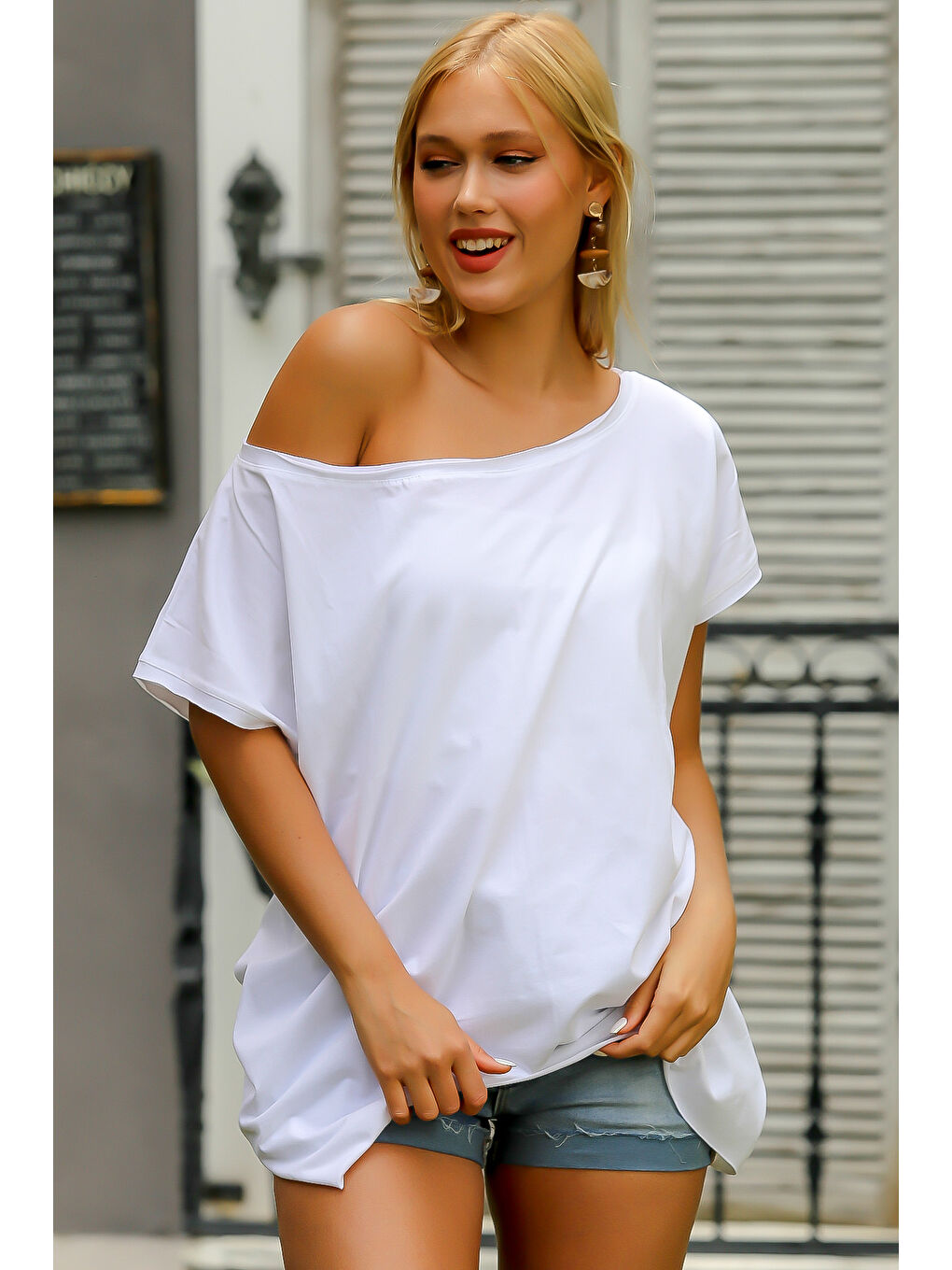 Beyaz Kayık Yaka Düşük Kol Örme Oversize Tişört-5