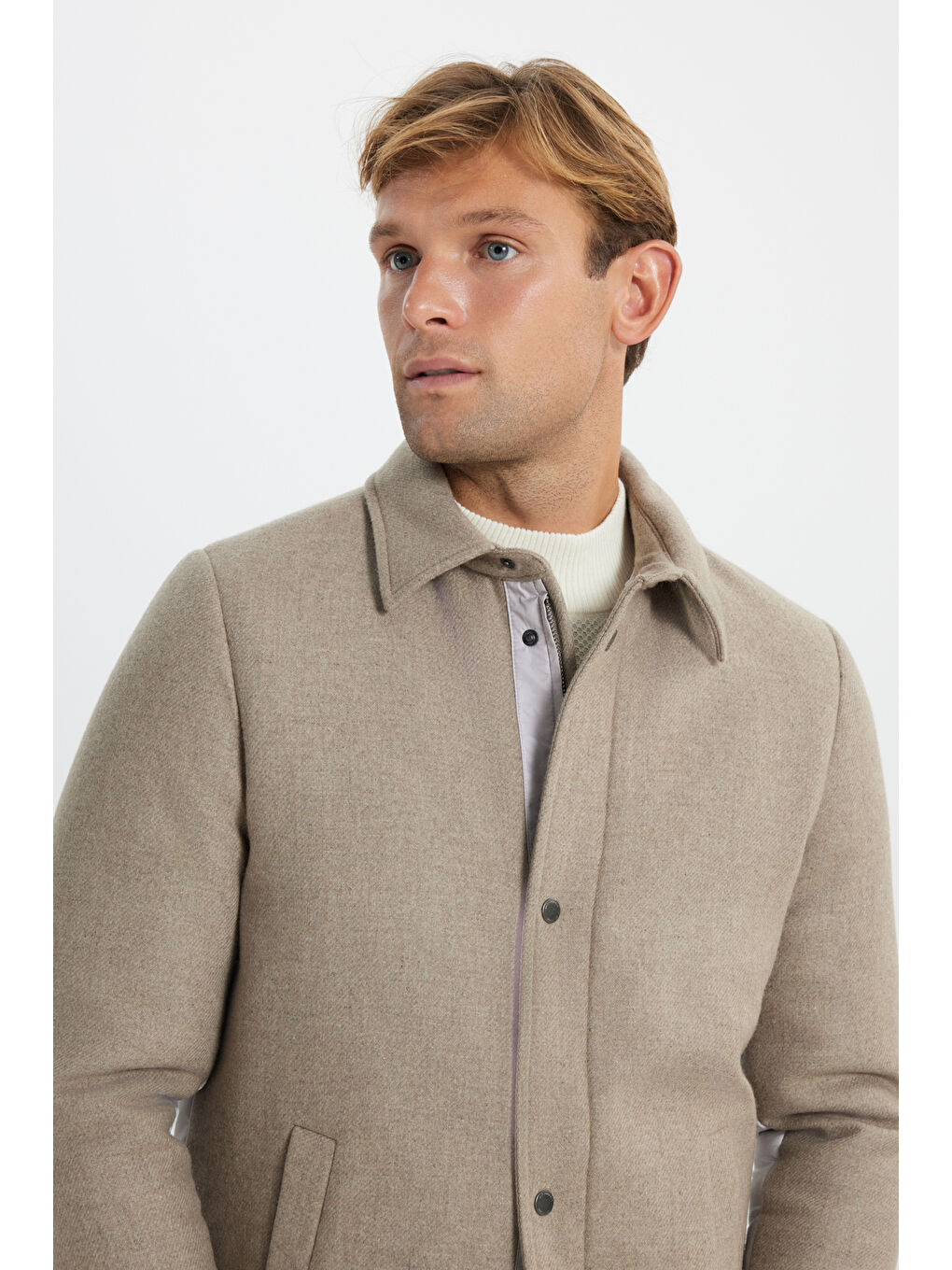 Erkek Bej Standart Fit Normal Kesim Renk Bloklu Yan Cepli Mont-3