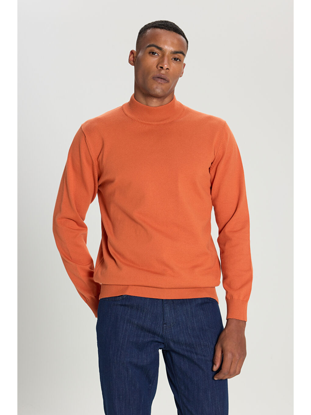 Kahverengi Erkek Kiremit Pamuklu Standart Fit Normal Kesim Yarım Balıkçı Yaka Triko Kazak