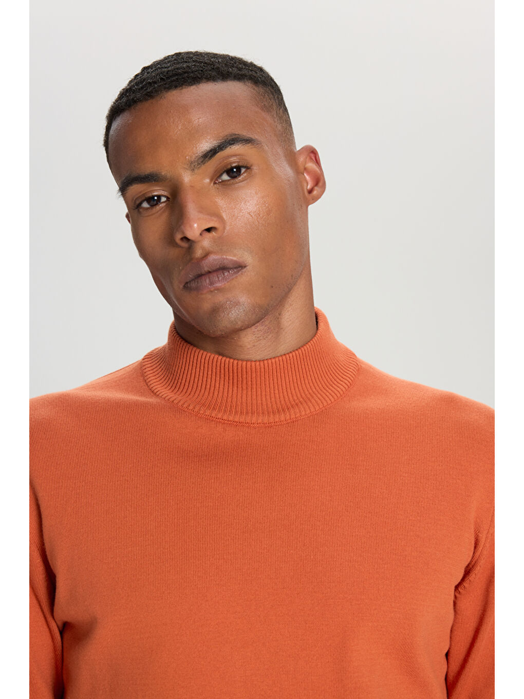 Kahverengi Erkek Kiremit Pamuklu Standart Fit Normal Kesim Yarım Balıkçı Yaka Triko Kazak-3