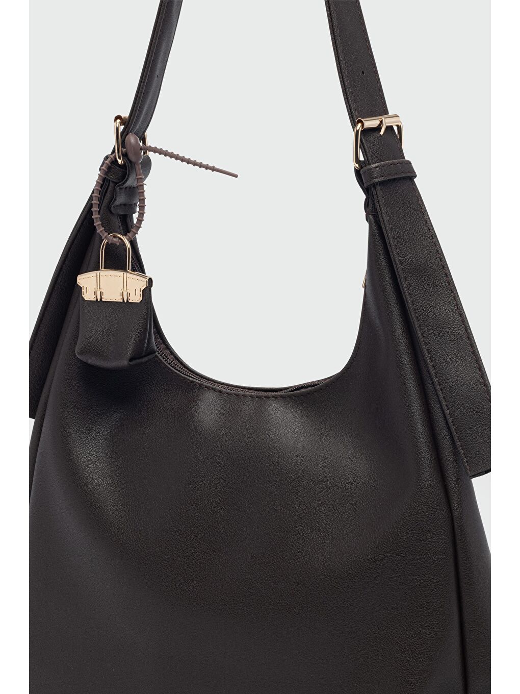 Kahverengi Guts Charmlı Salaş Omuz Çantası Kahve-1