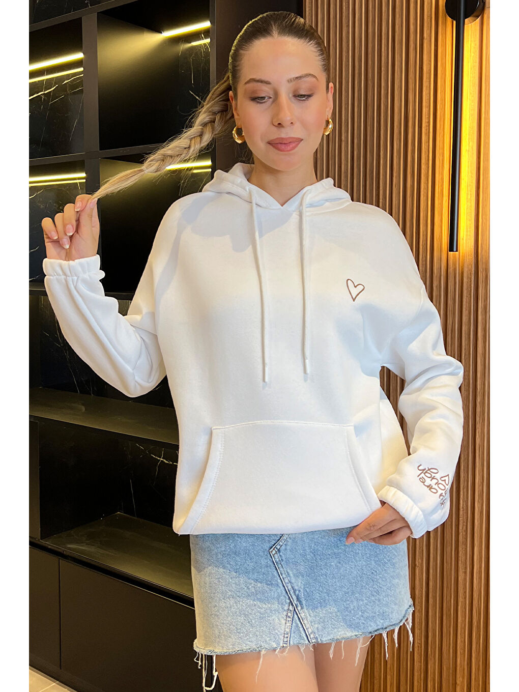 GÜLSELİ Beyaz Kalp Nakışlı Üç İplik Şardonlu Kadın Sweatshirt