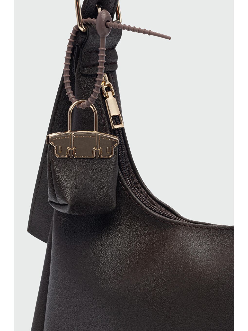 Kahverengi Guts Charmlı Salaş Omuz Çantası Kahve-2