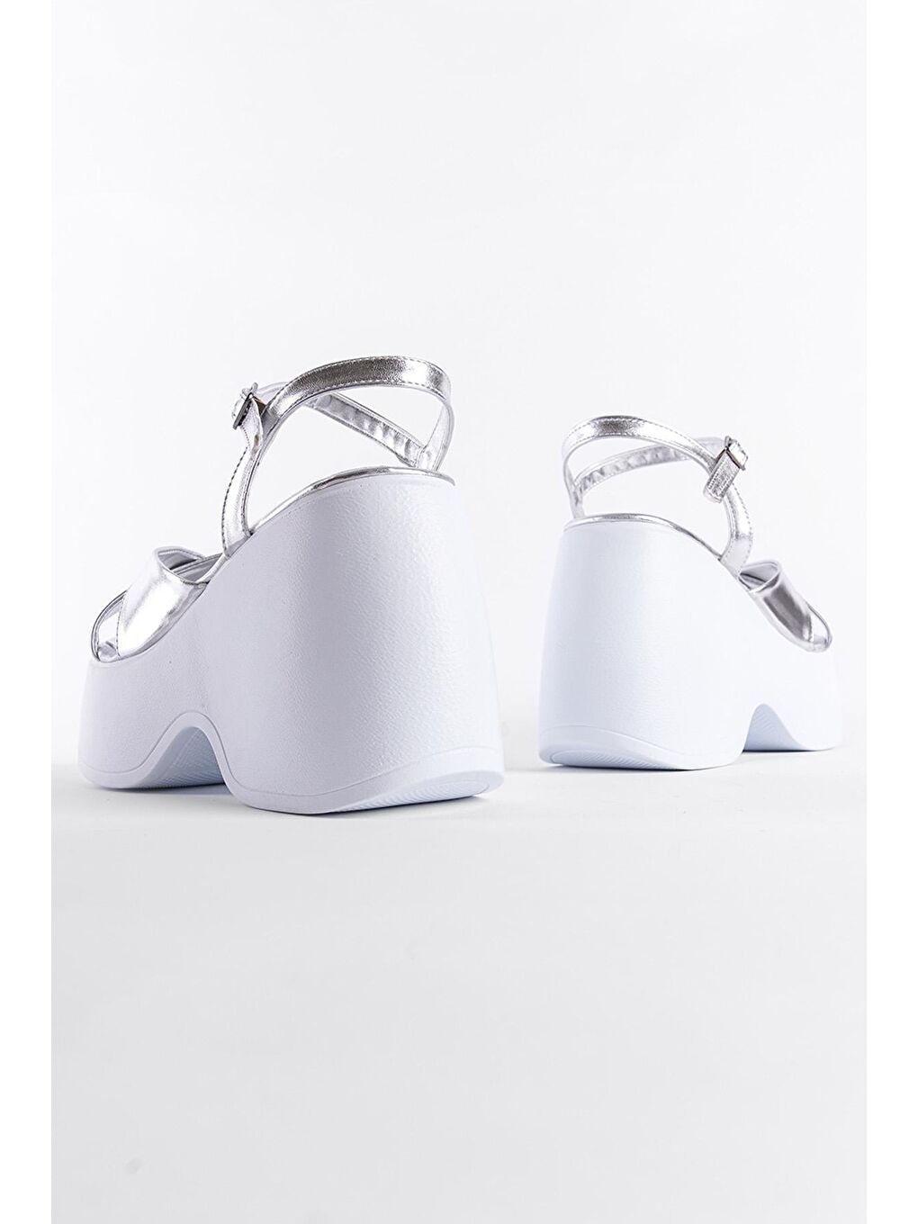 Gri Yüksek Dolgu Topuk Bilekten Bantlı Kadın Sandalet-2