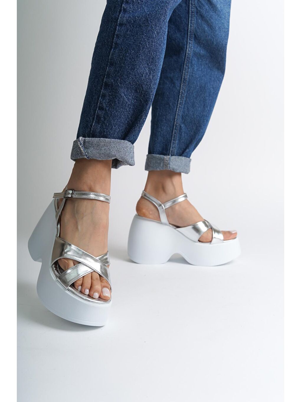 Gri Yüksek Dolgu Topuk Bilekten Bantlı Kadın Sandalet-3