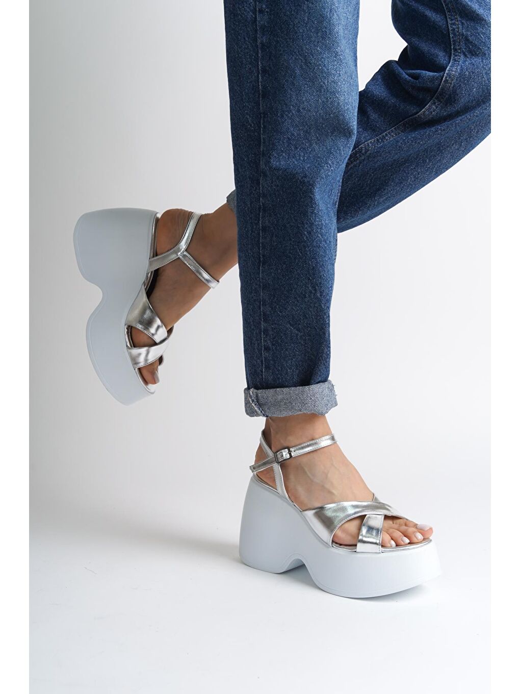Gri Yüksek Dolgu Topuk Bilekten Bantlı Kadın Sandalet-4