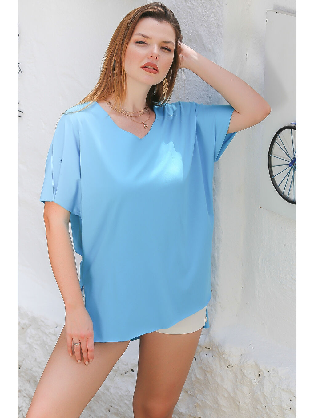 Mavi V Yaka Düşük Kol Yırtmaçlı Arkası Uzun Örme Casual Tişört-2