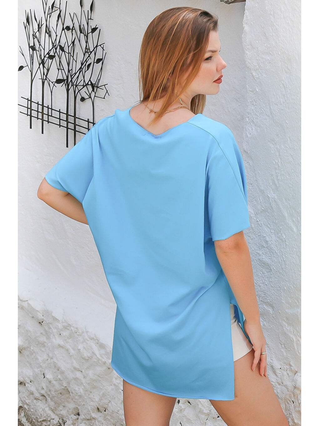 Mavi V Yaka Düşük Kol Yırtmaçlı Arkası Uzun Örme Casual Tişört-5