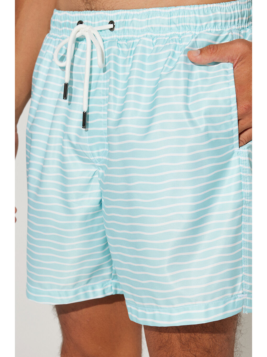 Mavi Erkek Beyaz Mint Standart Fit Normal Kesim Cepli Hızlı Kuruyan Desenli Deniz Şortu-2