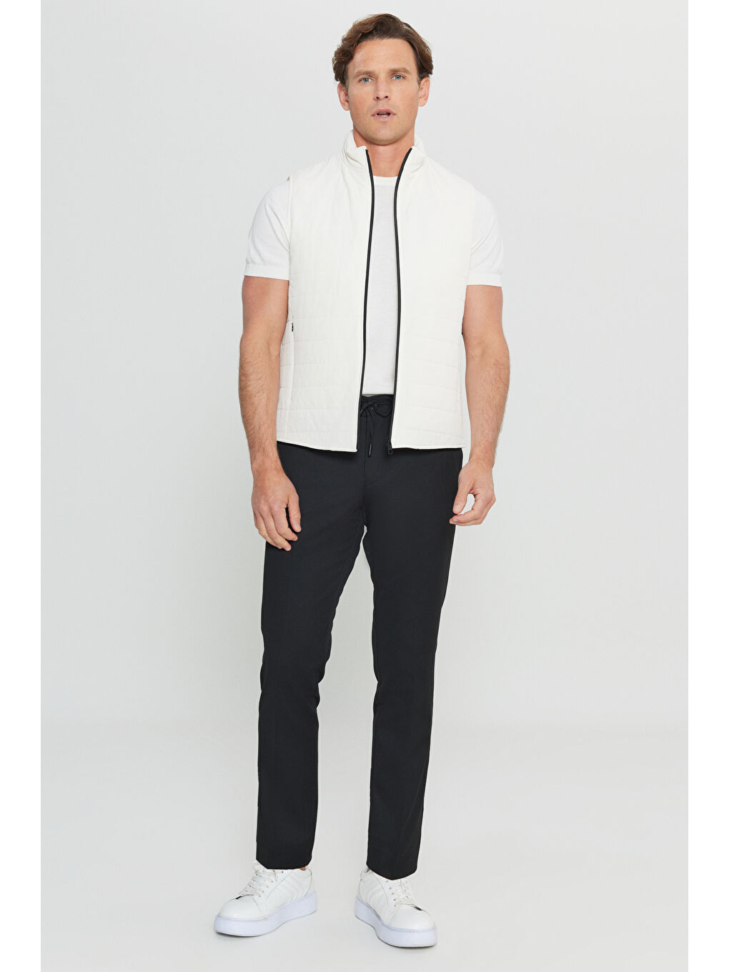 Erkek Ekru İnce Dolgulu Standart Fit Normal Kesim Dik Yaka Cepli Travel Yelek-1