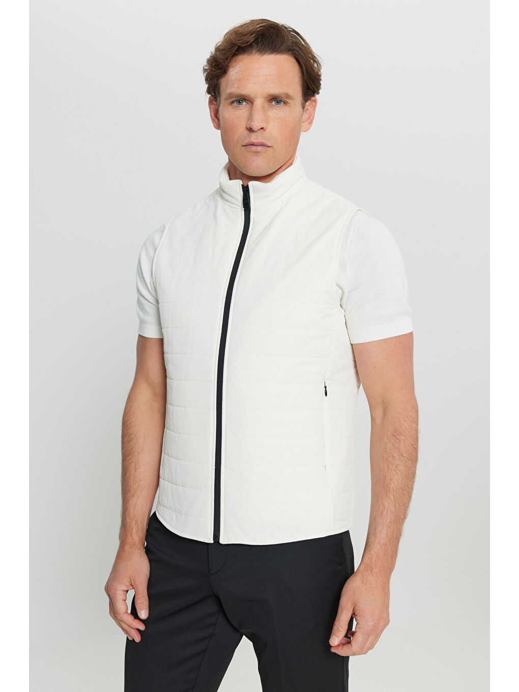 Erkek Ekru İnce Dolgulu Standart Fit Normal Kesim Dik Yaka Cepli Travel Yelek-2
