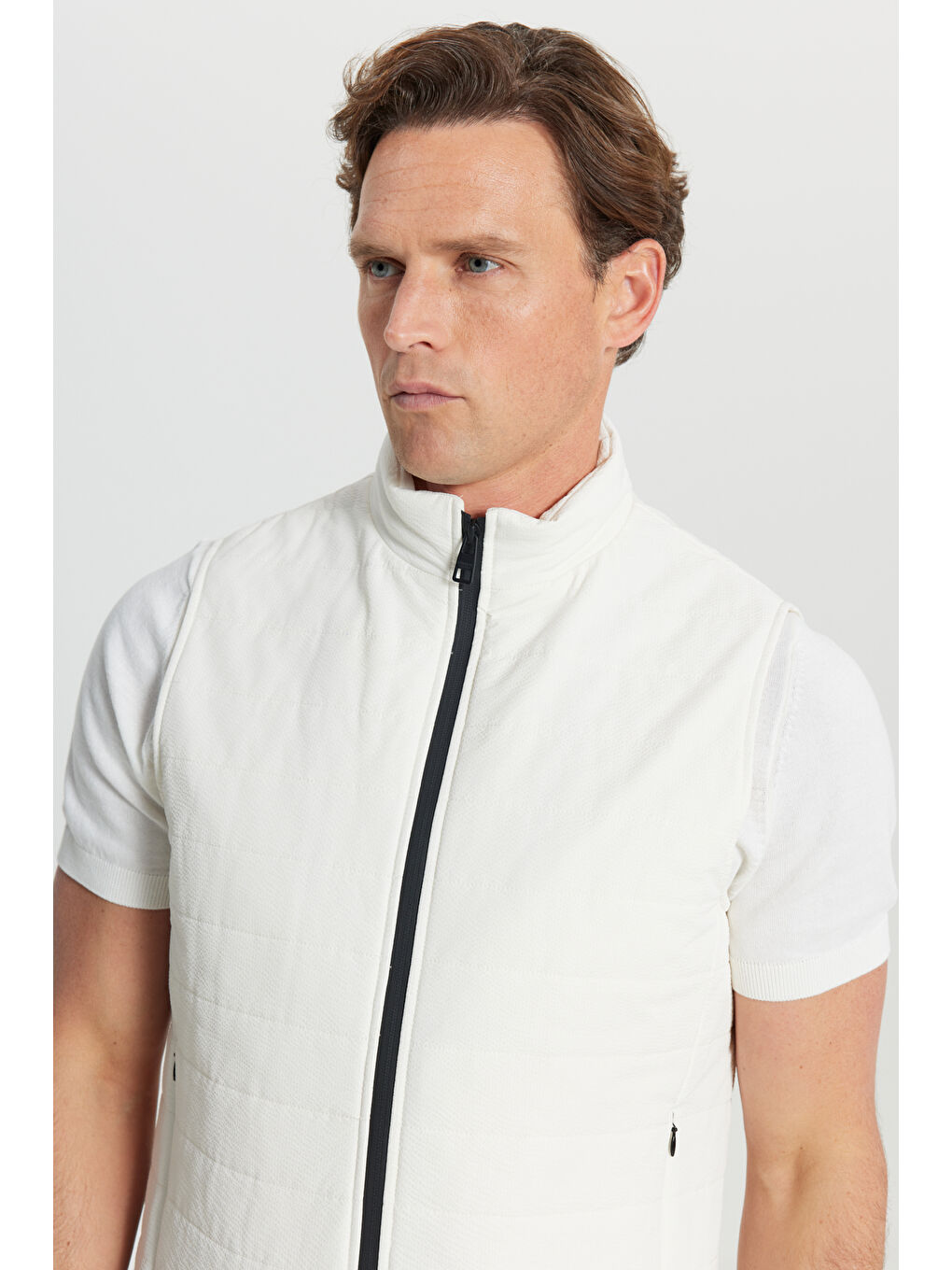 Erkek Ekru İnce Dolgulu Standart Fit Normal Kesim Dik Yaka Cepli Travel Yelek-3