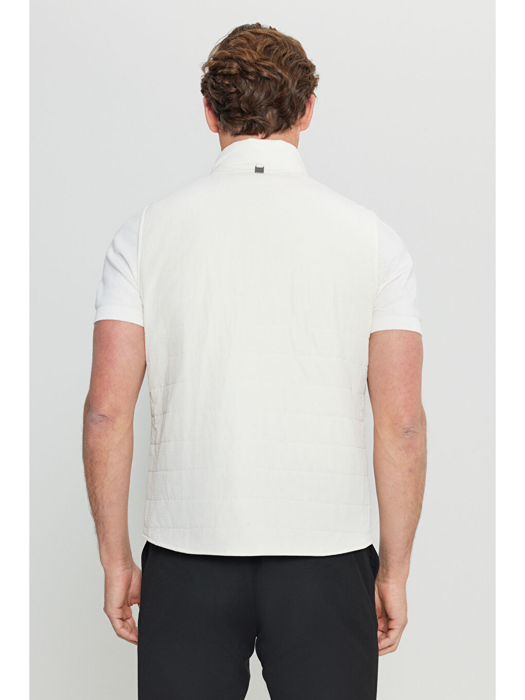 Erkek Ekru İnce Dolgulu Standart Fit Normal Kesim Dik Yaka Cepli Travel Yelek-4