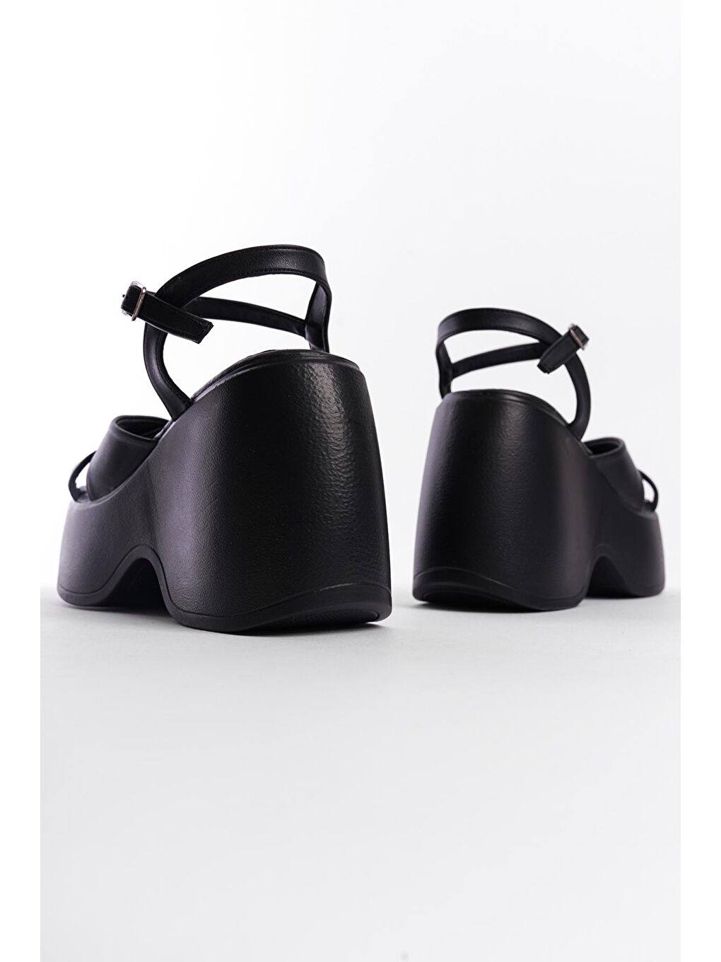 Siyah Yüksek Dolgu Topuk Bilekten Bantlı Kadın Sandalet-2