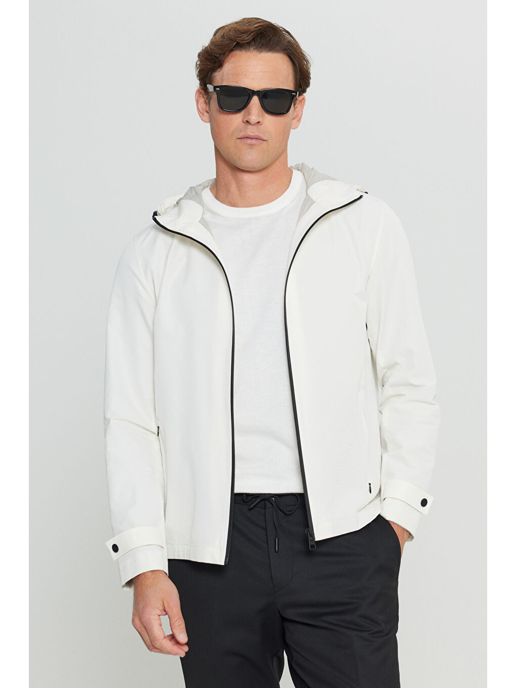 Erkek Ekru Softshell Rüzgar Geçirmez Standart Fit Normal Kesim Kapüşonlu Cepli Mont